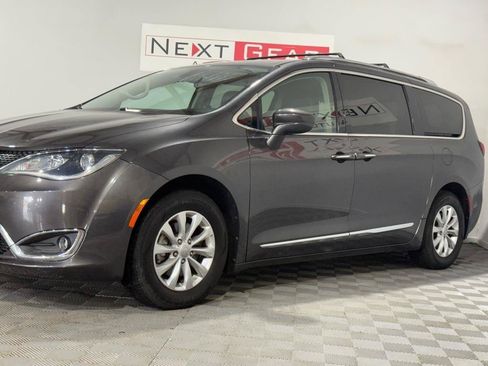 Used 2018 Chrysler Pacifica Touring-L FWD image 5