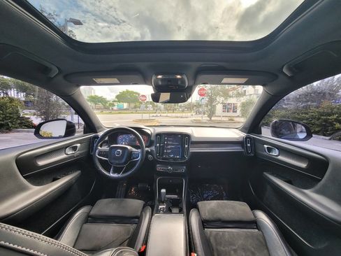 Used 2019 Volvo XC40 T5 R-Design image 15