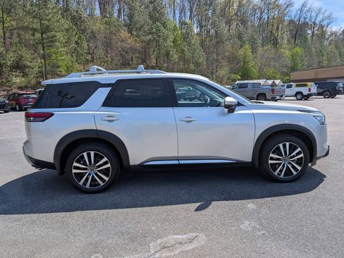 Used 2025 Nissan Pathfinder Platinum image 10