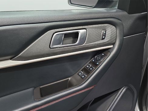 Used 2025 Ford Explorer ST-Line w/ ST-Line Street Pack AWD/4WD image 9