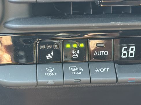 Used 2025 Toyota Crown Signia image 31