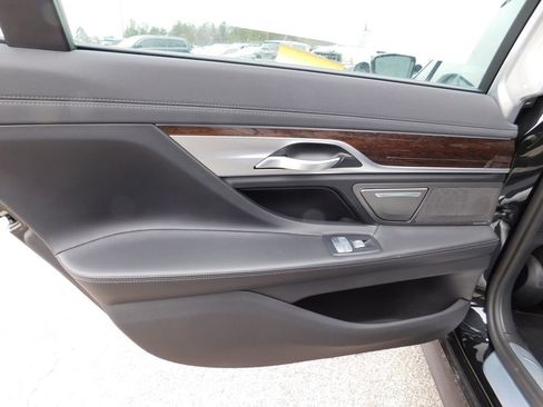 Used 2022 BMW 740i xDrive w/ M Sport Package image 11