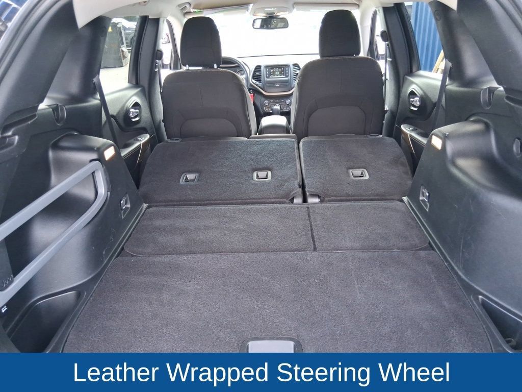 Used 2018 Jeep Cherokee Latitude w/ Cold Weather Group AWD/4WD image 18
