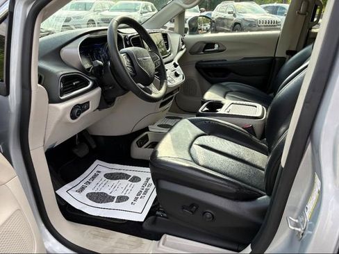 Used 2023 Chrysler Pacifica Touring-L image 13