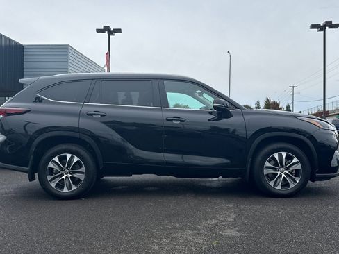 Used 2024 Toyota Highlander XLE AWD/4WD image 3