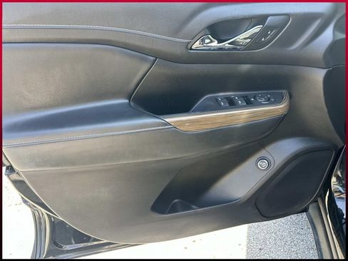 Used 2022 GMC Acadia SLE w/ Driver Convenience Package FWD image 19