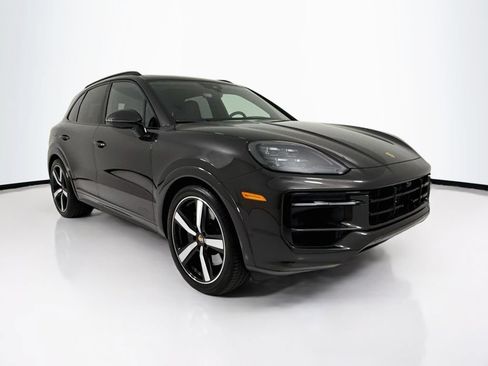 Certified 2025 Porsche Cayenne GTS AWD/4WD image 9
