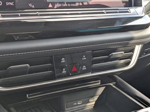 Used 2025 Volkswagen Atlas SE FWD image 21