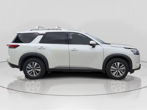 Used 2024 Nissan Pathfinder SL FWD image 8