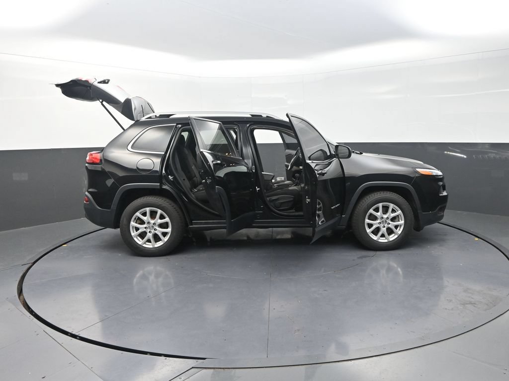 Used 2018 Jeep Cherokee Latitude AWD/4WD image 38