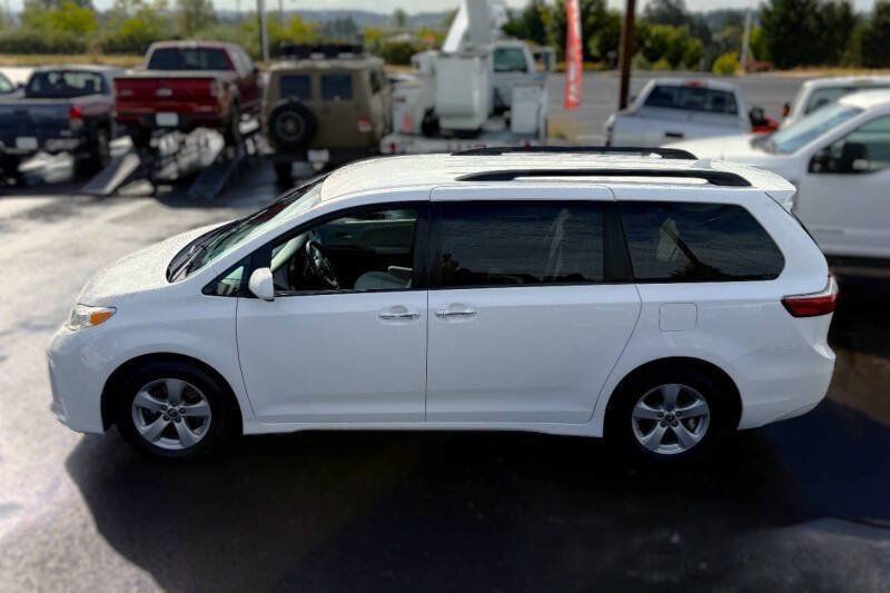 Used 2018 Toyota Sienna LE FWD image 3
