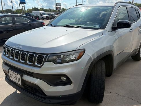 Used 2024 Jeep Compass Latitude AWD/4WD image 2