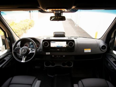 Used 2025 Mercedes-Benz Sprinter 2500 image 21