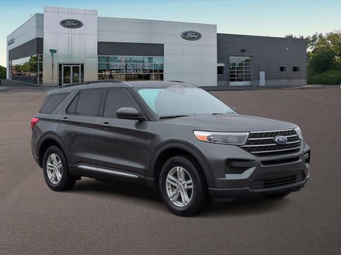 Used 2020 Ford Explorer XLT image 2