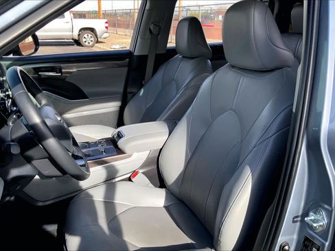 Used 2024 Toyota Highlander Limited image 9