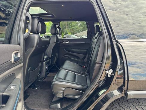 Used 2019 Jeep Grand Cherokee Laredo AWD/4WD image 18