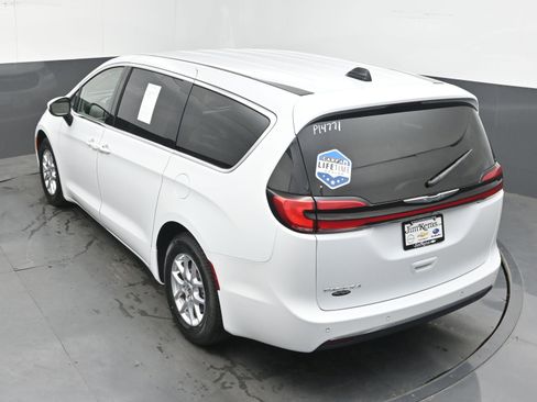 Used 2023 Chrysler Pacifica Touring-L FWD image 32