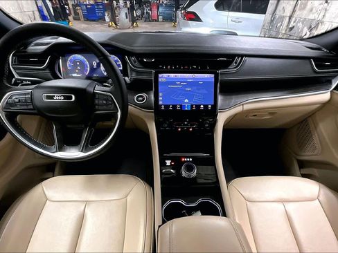 Used 2024 Jeep Grand Cherokee Limited image 13