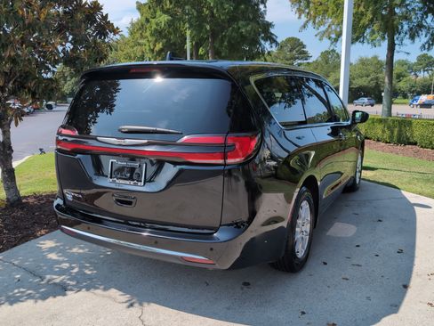 Used 2024 Chrysler Pacifica Touring-L FWD image 10
