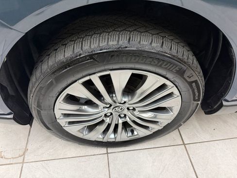 Used 2023 Toyota Venza XLE image 33