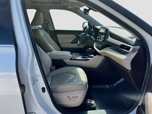 Used 2020 Toyota Highlander XLE FWD image 30