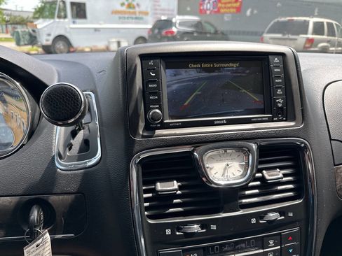 Used 2015 Chrysler Town & Country Touring FWD image 20
