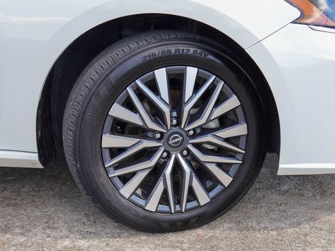 Used 2025 Nissan Altima 2.5 SV FWD image 27