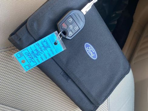 Used 2016 Ford Taurus SEL FWD image 22