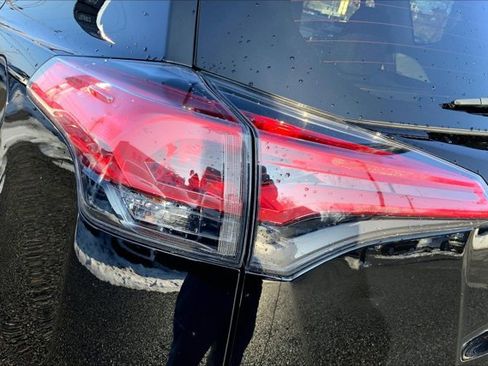 Used 2018 Toyota RAV4 LE w/ All Weather Liner Package image 28