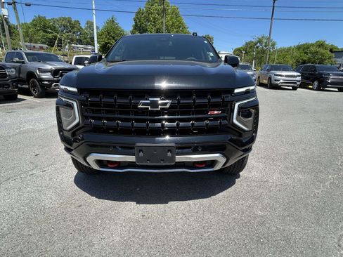 Used 2025 Chevrolet Suburban Z71 AWD/4WD image 9