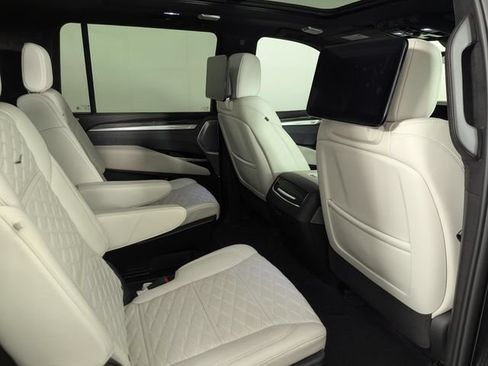 Used 2025 Cadillac Escalade ESV V AWD/4WD image 21
