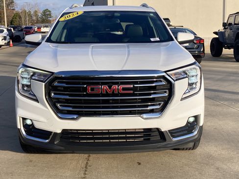 Used 2024 GMC Terrain SLT image 2