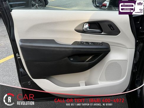 Used 2024 Chrysler Pacifica Limited FWD image 33