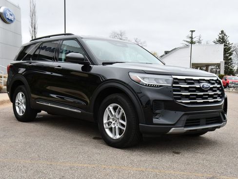 Used 2025 Ford Explorer Active AWD/4WD image 8
