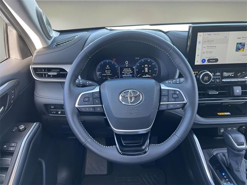 Certified 2025 Toyota Highlander Limited image 13