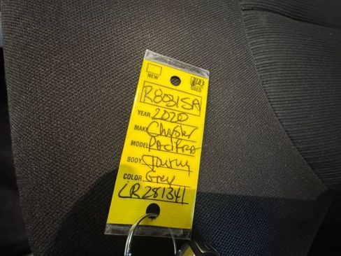 Used 2020 Chrysler Pacifica Touring w/ Cold Weather Group FWD image 29