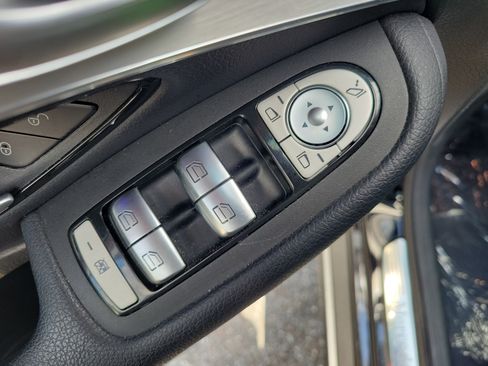 Used 2021 Mercedes-Benz GLC 300 image 17