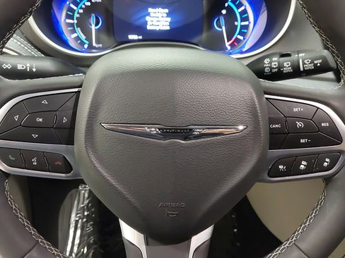 Used 2024 Chrysler Pacifica Select image 35