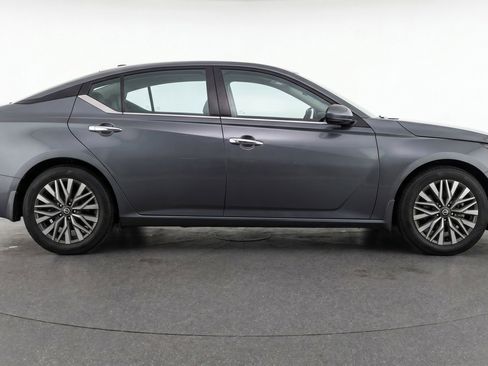 Used 2025 Nissan Altima 2.5 SV FWD image 11