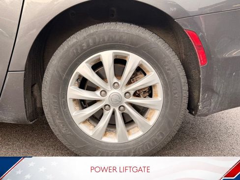 Used 2019 Chrysler Pacifica Touring-L FWD image 5