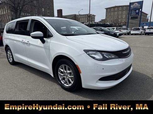 Used 2022 Chrysler Voyager LX FWD image 2