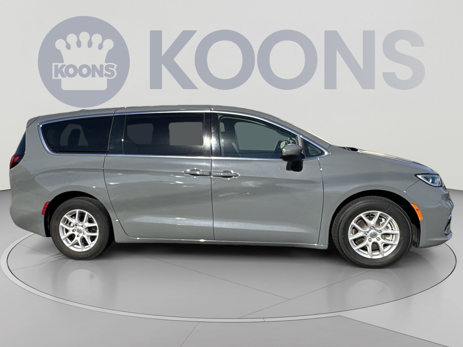 Used 2023 Chrysler Pacifica Touring-L FWD image 4