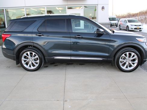 Used 2023 Ford Explorer Platinum w/ Technology Package image 4