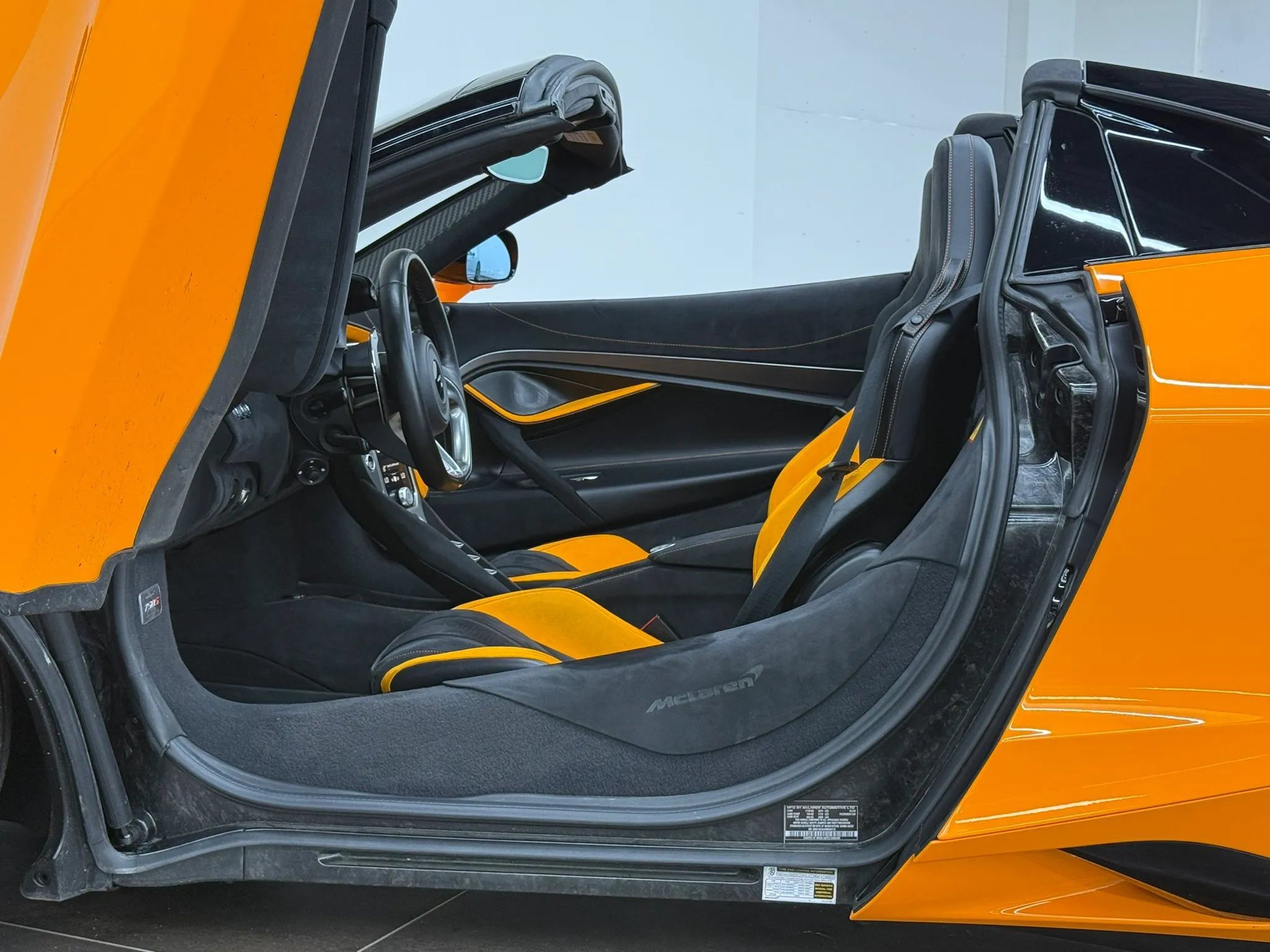 Used 2025 McLaren 750S Spider RWD image 29