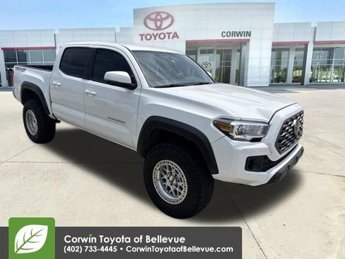 Used 2017 Toyota Tacoma TRD Off-Road w/ Tow Package (A/T) AWD/4WD image 2