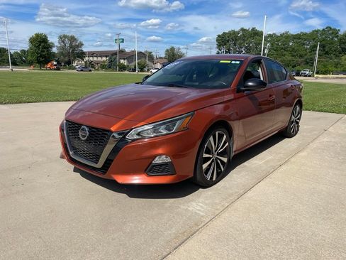 Used 2020 Nissan Altima 2.5 SR w/ Premium Package FWD image 2