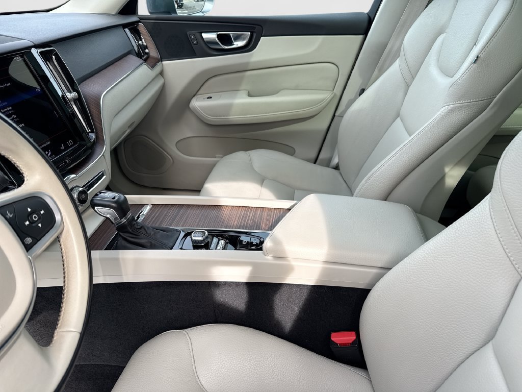 Used 2021 Volvo XC60 T5 Momentum w/ Premium Package AWD/4WD image 27