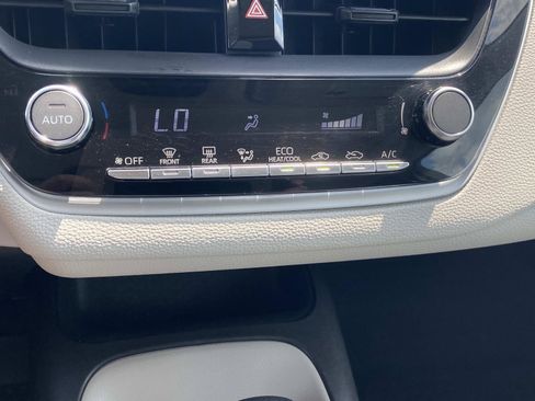 Used 2025 Toyota Corolla LE FWD image 30