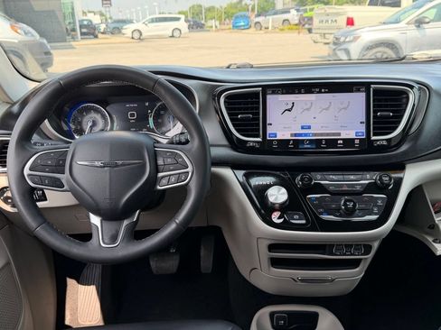 Used 2024 Chrysler Pacifica Touring-L FWD image 19
