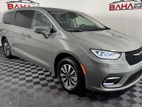 Used 2022 Chrysler Pacifica Touring-L w/ Uconnect Theater Family Group FWD image 8
